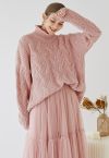 Suéter de malha grossa trançada de gola alta em rosa