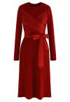 Vestido de malha com amarração automática com laço e nervuras em vermelho