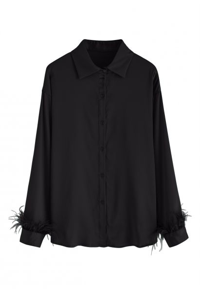 Camisa de cetim com acabamento de penas em preto