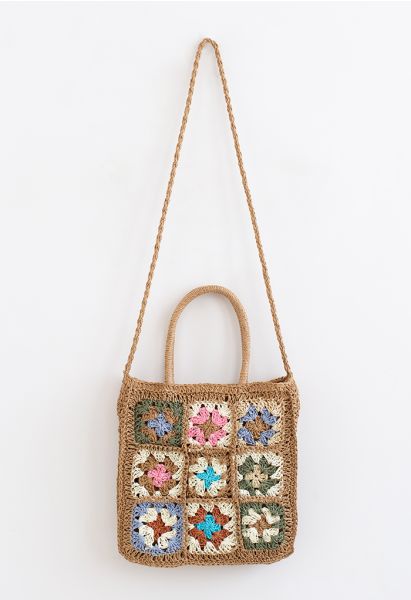 Bolsa de palha trançada com flores coloridas