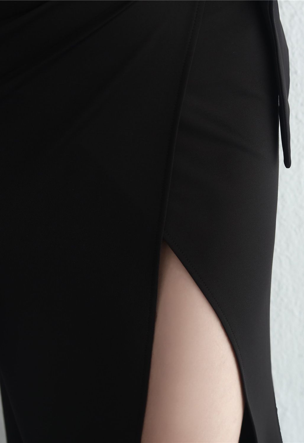 Vestido de cintura alta com fenda e pregas em preto