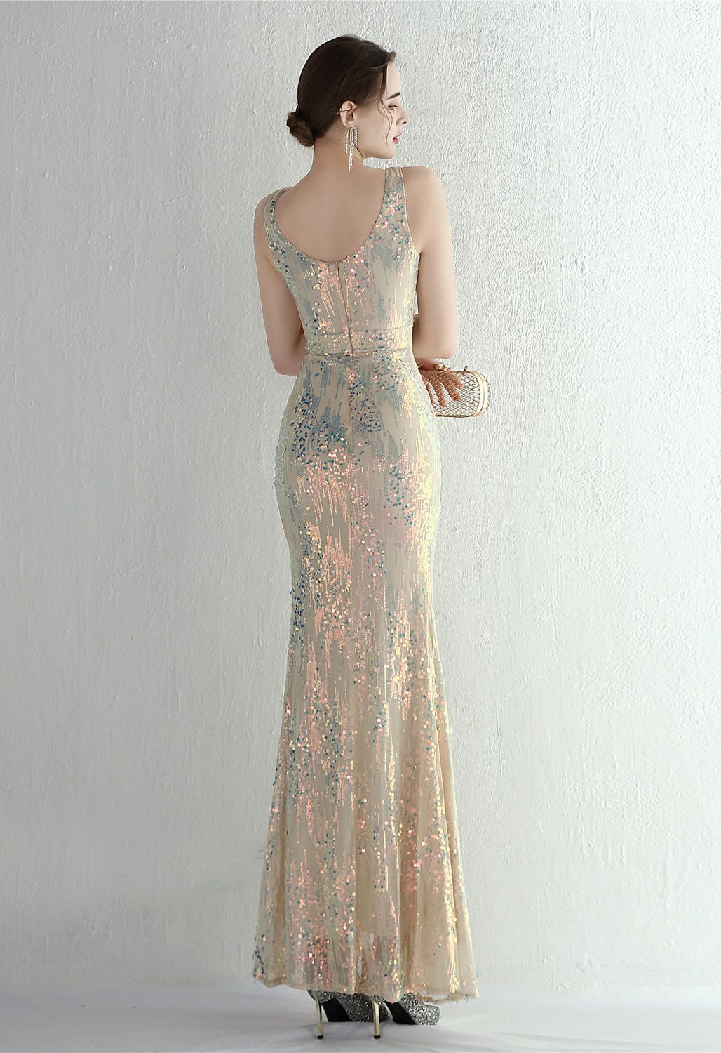 Vestido de fenda alta com decote em V e lantejoulas multicoloridas em dourado