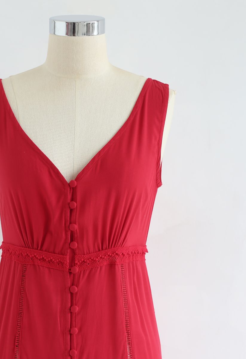 Vestido maxi sem mangas com acabamentos em crochê com botões em vermelho