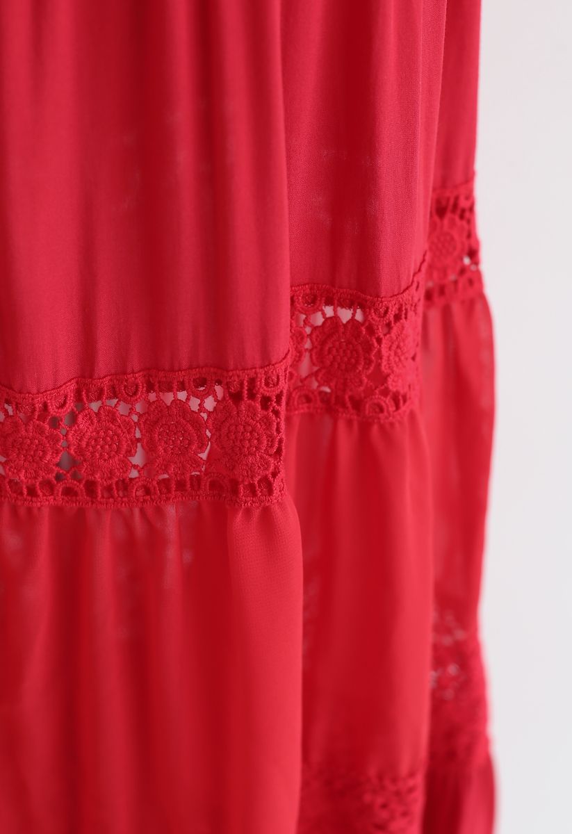 Vestido maxi sem mangas com acabamentos em crochê com botões em vermelho