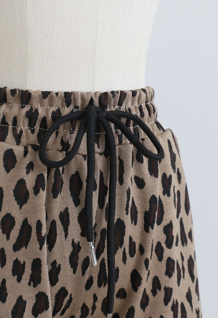 Short com bolsos com cordão com estampa de leopardo em caramelo