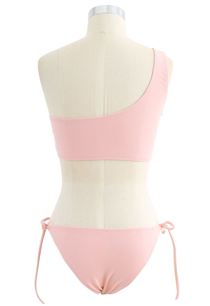 Conjunto de biquíni cintura baixa de um ombro e laço na cor rosa
