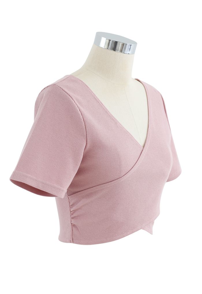 Blusa canelada de mangas curtas cruzadas na frente em rosa
