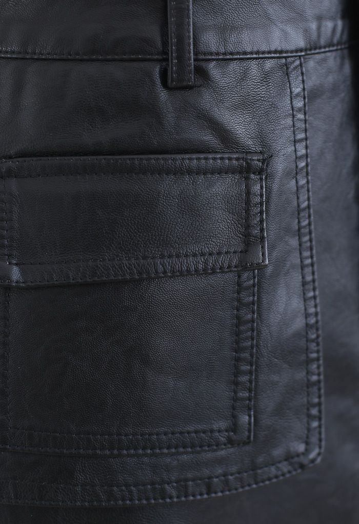 Saia de bolso com textura de couro falso em preto