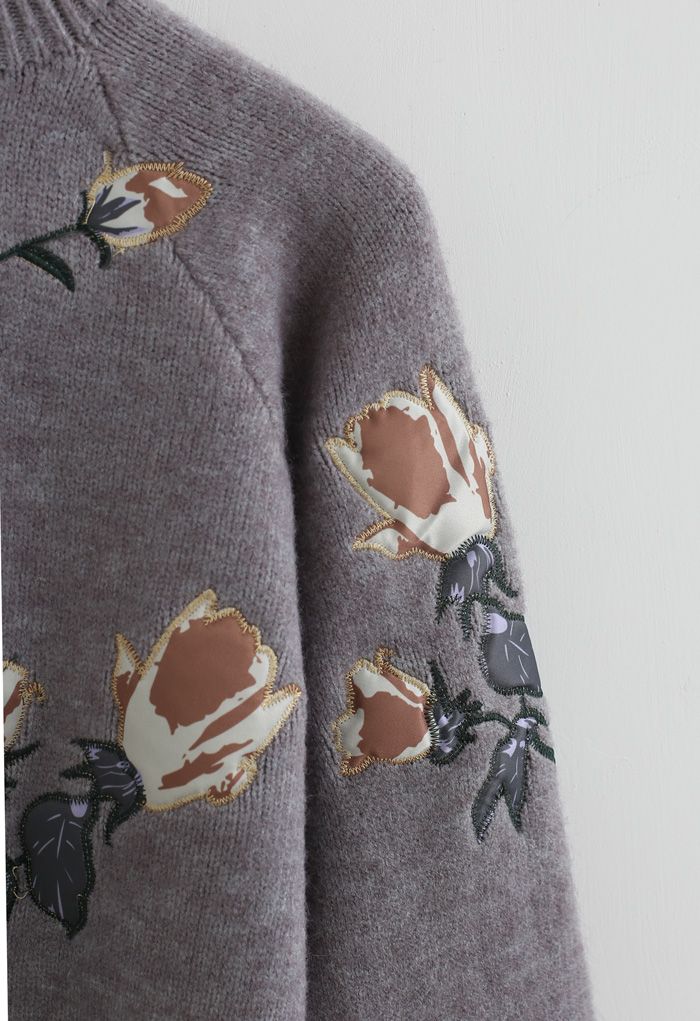Suéter de malha bordado com estampa floral digital em cinza