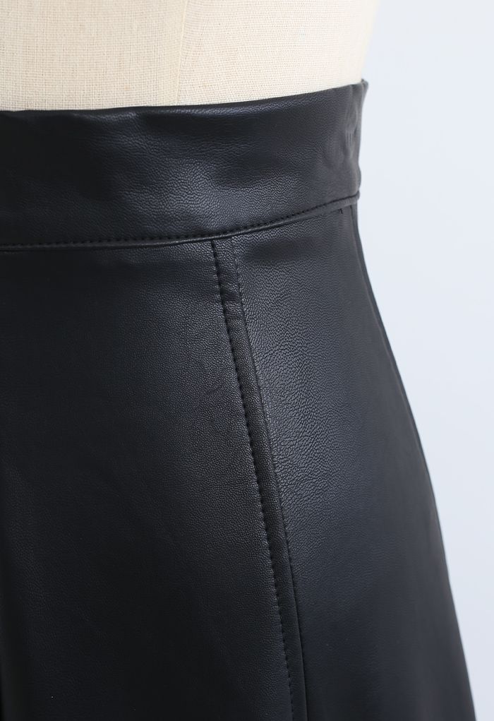 Saia A-Line com costura de couro sintético macio em preto
