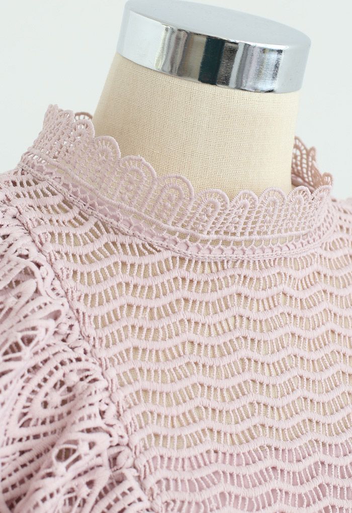 Top sem mangas de crochê com babados em camadas em rosa