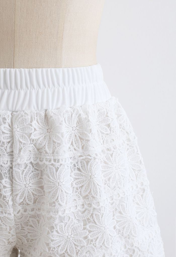 Shorts de crochê com sobreposição de girassol em branco