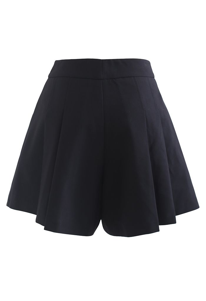 Shorts com bolso lateral plissado em preto