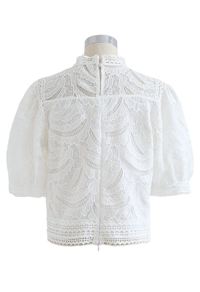 Blusa de crochê bordada com sombra de folhas em branco
