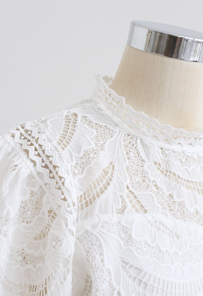 Blusa de crochê bordada com sombra de folhas em branco