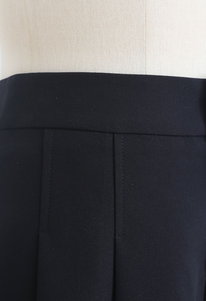 Shorts com bolso lateral plissado em preto