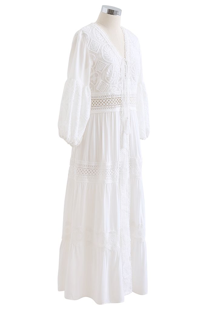 Vestido maxi branco bordado de girassol com cadarço na frente