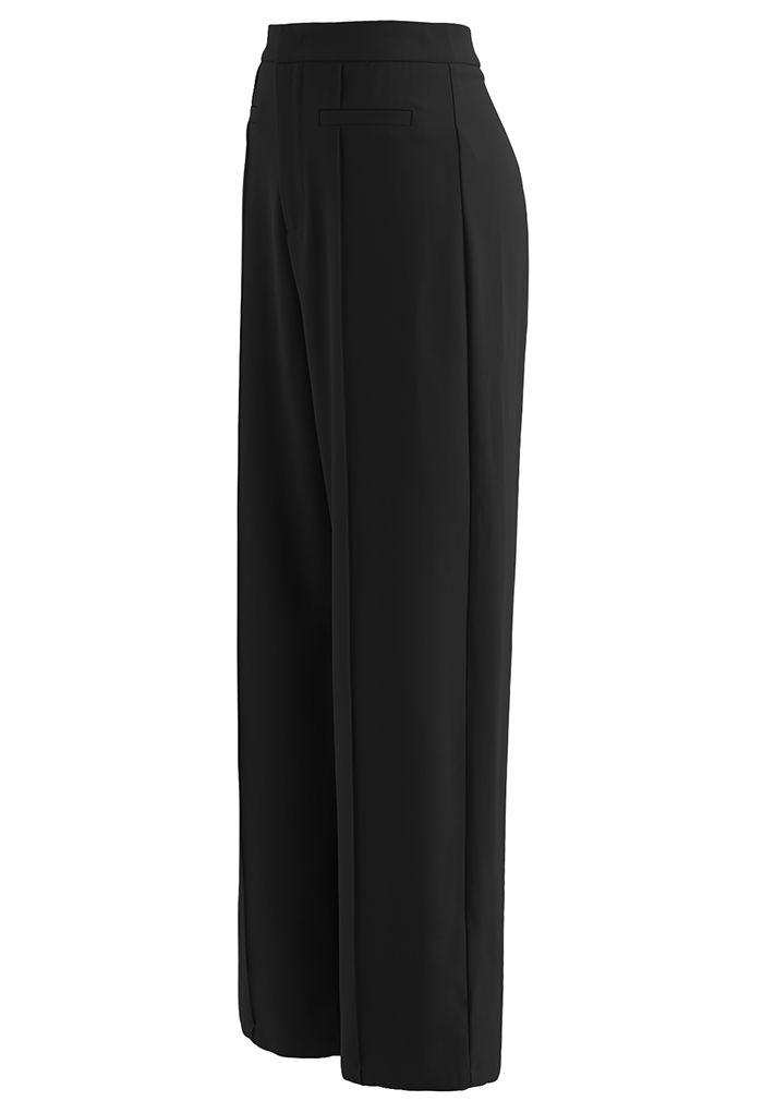 Calças retas com detalhes de costura em preto