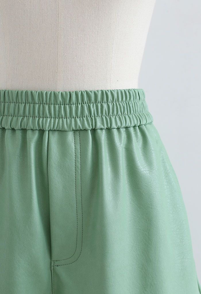 Shorts de couro sintético texturizado em verde