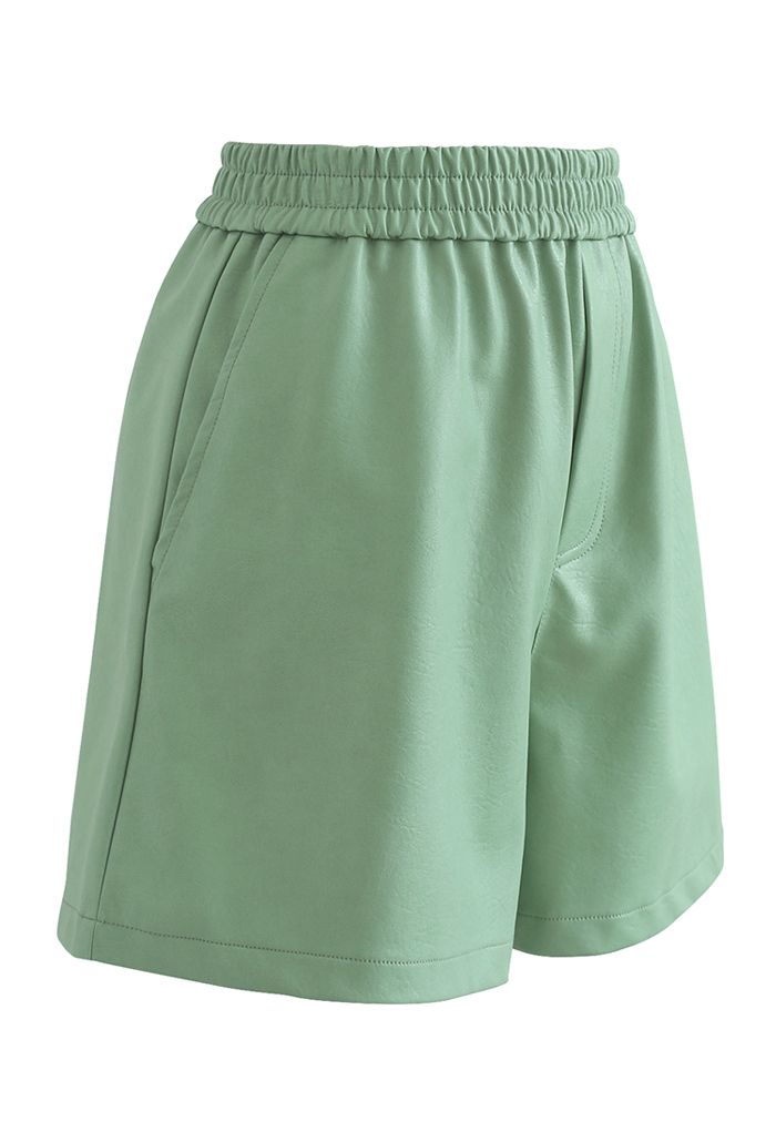 Shorts de couro sintético texturizado em verde