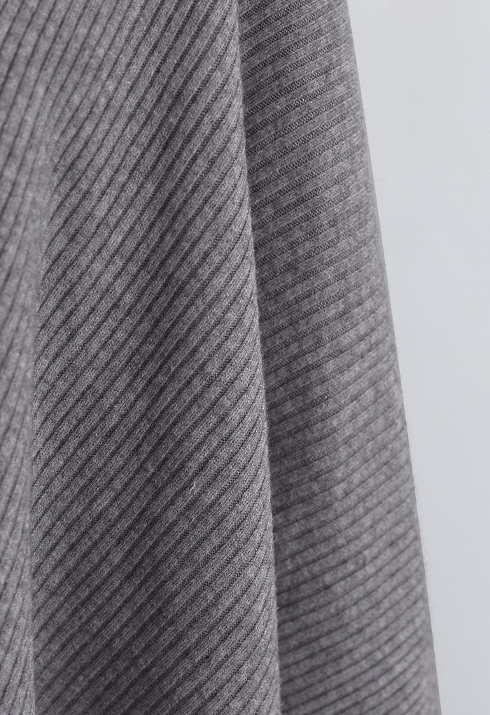 Capa de poncho de malha canelada abotoada em cinza