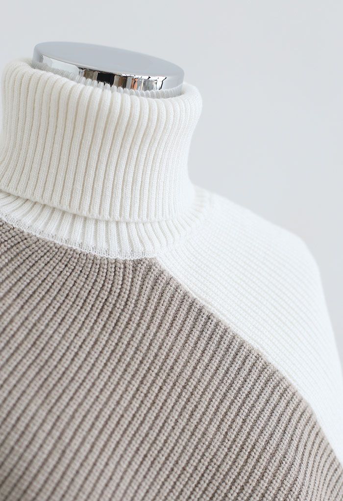 Suéter de malha assimétrica manga morcego gola alta em Taupe