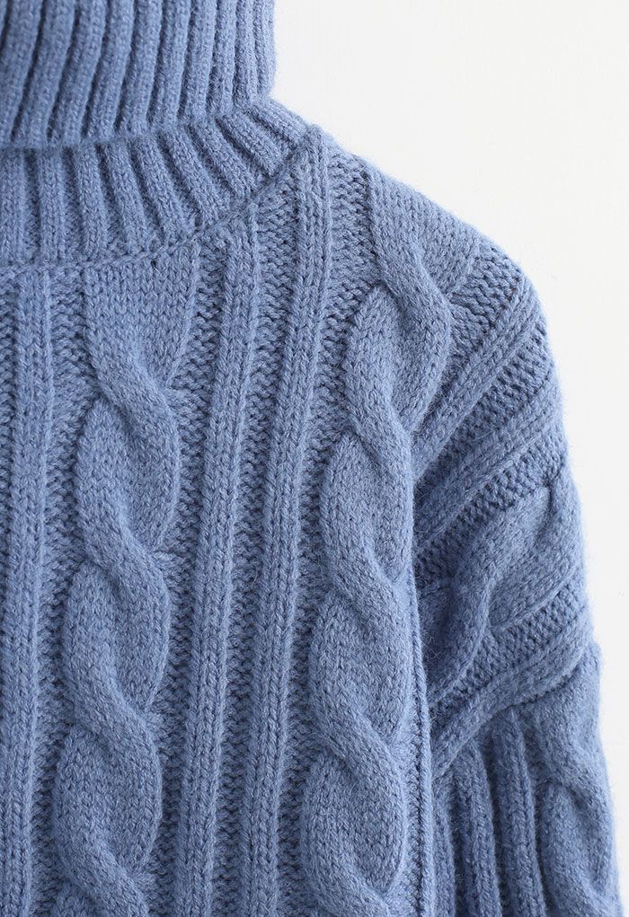 Suéter de tricô de gola alta em azul