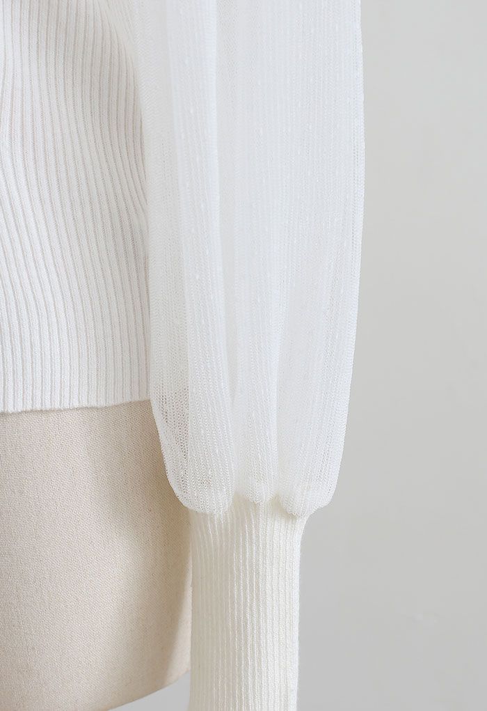 Blusa de malha com mangas de malha de crochê recortadas em branco