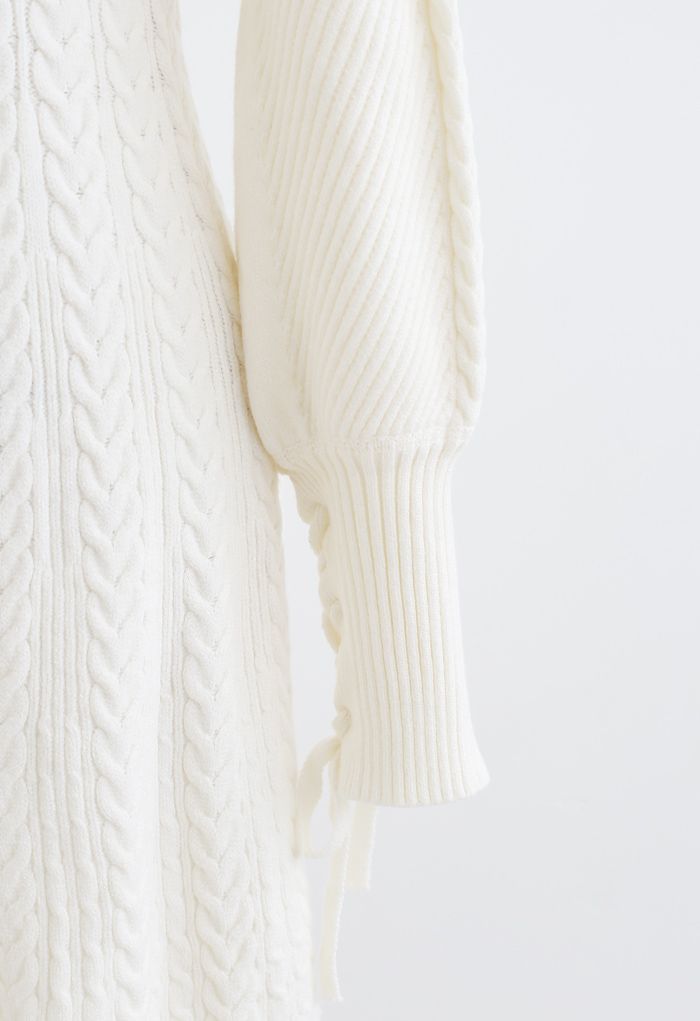 Vestido de tricô com decote em V e mangas com amarração em marfim