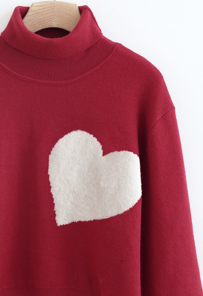Suéter de malha de gola alta com coração bordado em vermelho