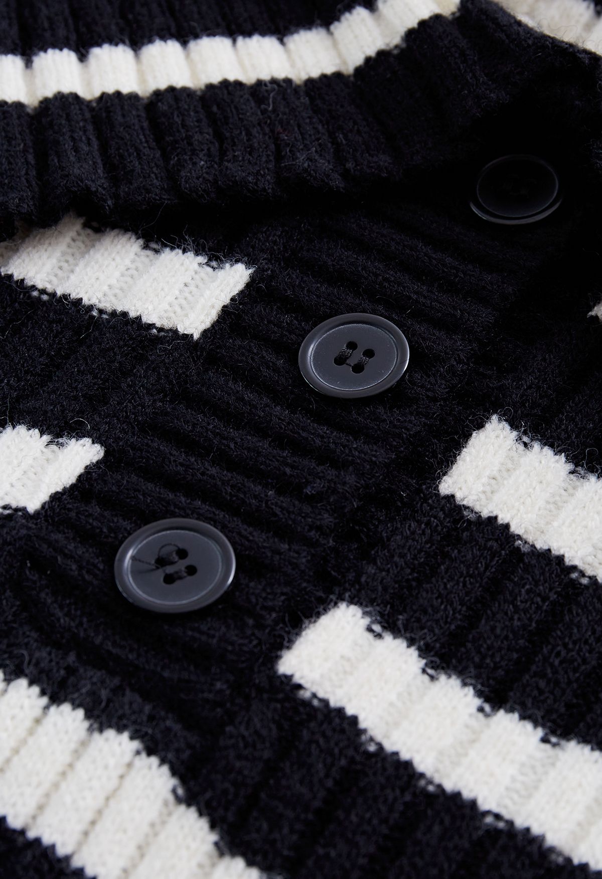 Suéter de tricô listrado com gola de aba em preto