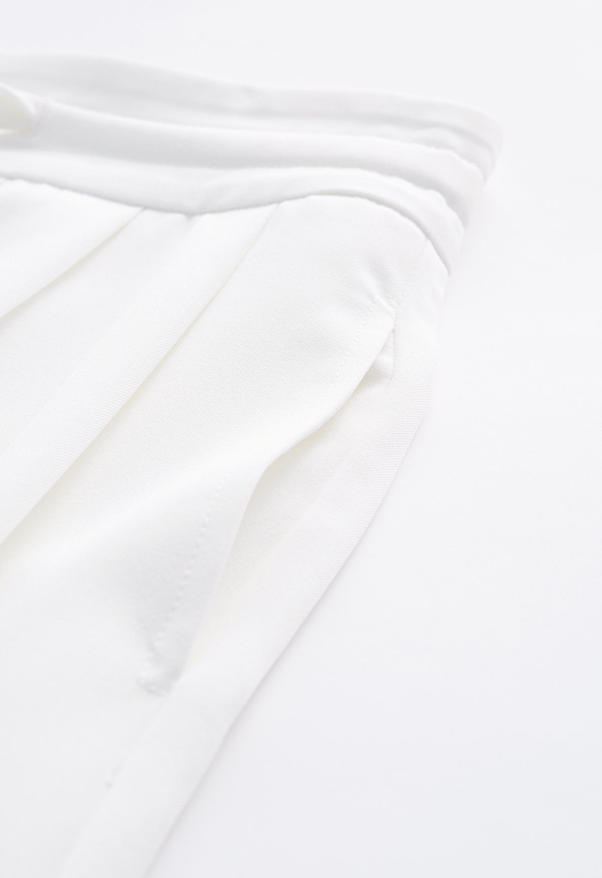 Calças largas de cintura com cordão com detalhe plissado em branco