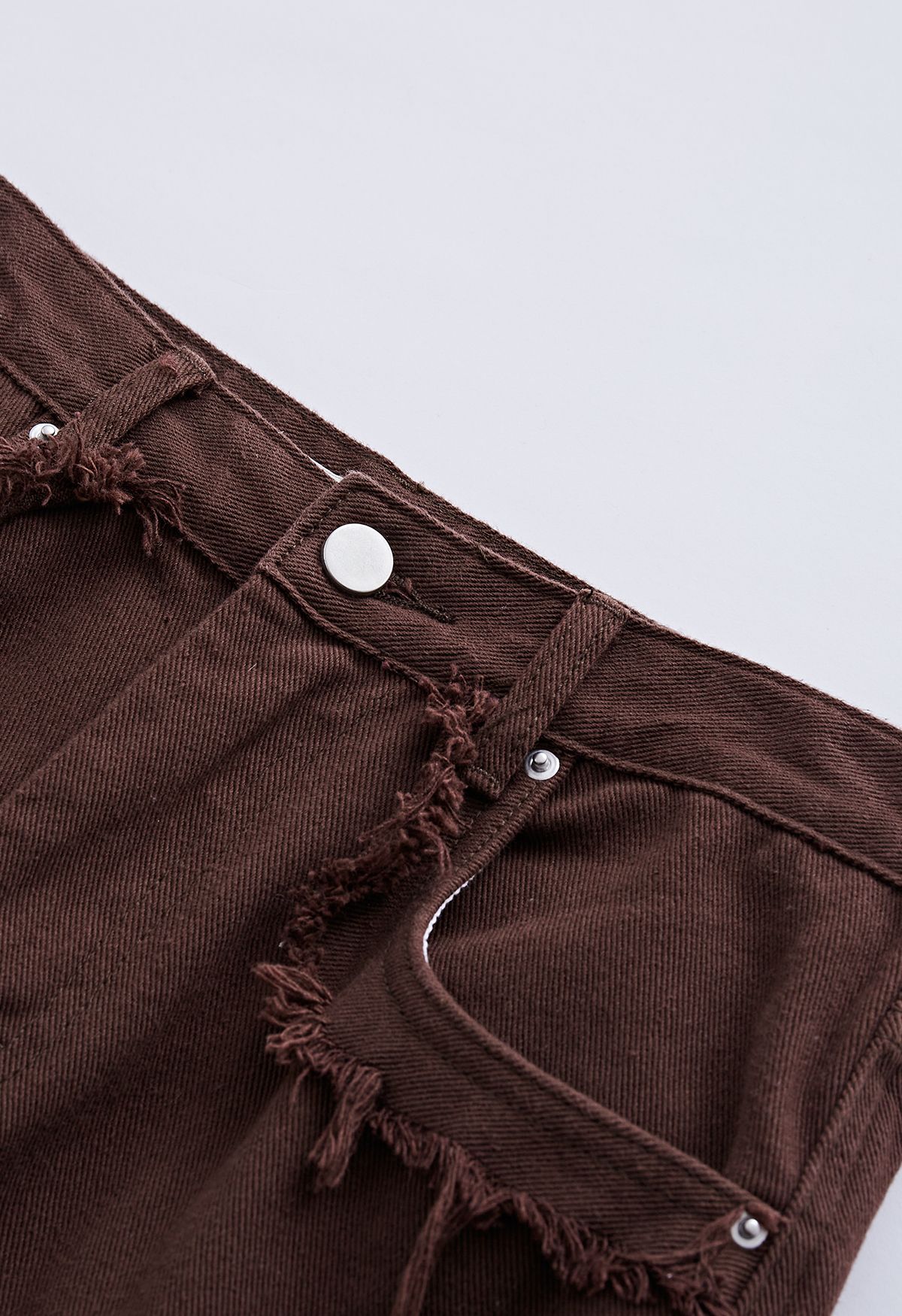 Jeans Flare de bolso clássico com detalhe desfiado em marrom