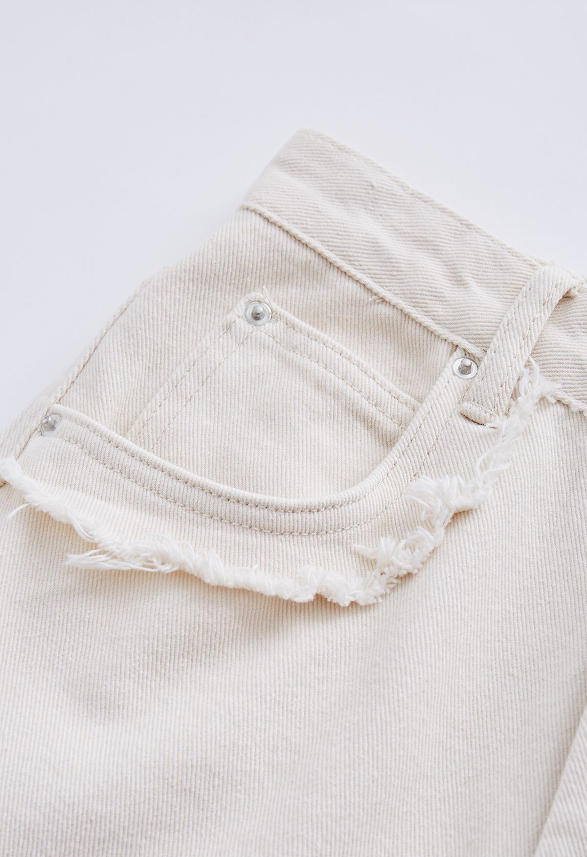 Jeans Flare de bolso clássico com detalhe desfiado em marfim