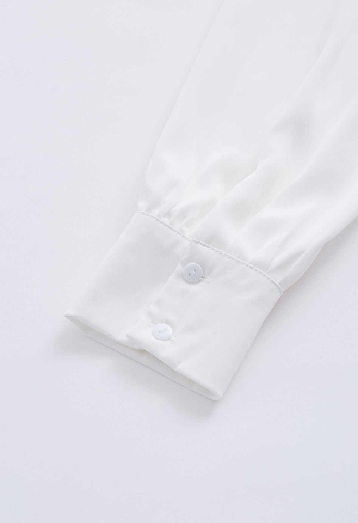 Camisa de nó pérola com acabamento acetinado em branco