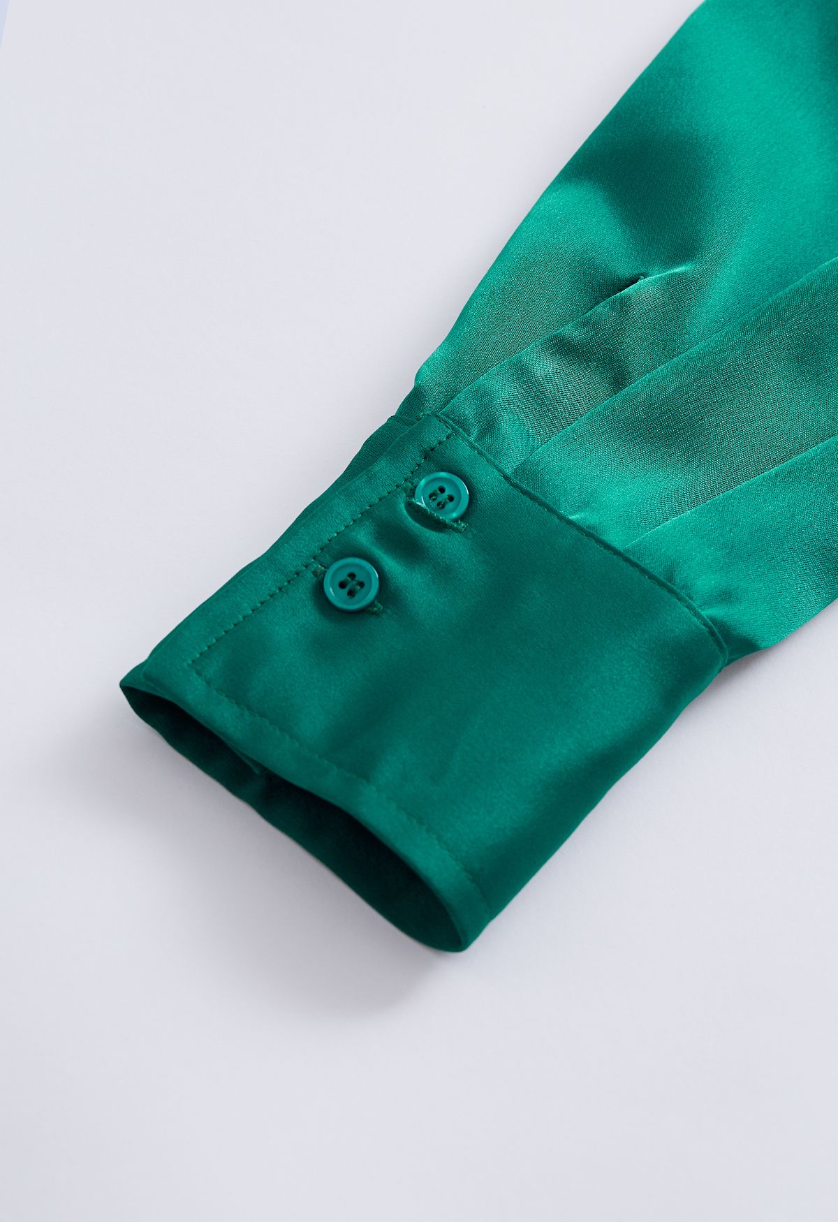 Camisa abotoada com acabamento acetinado em esmeralda