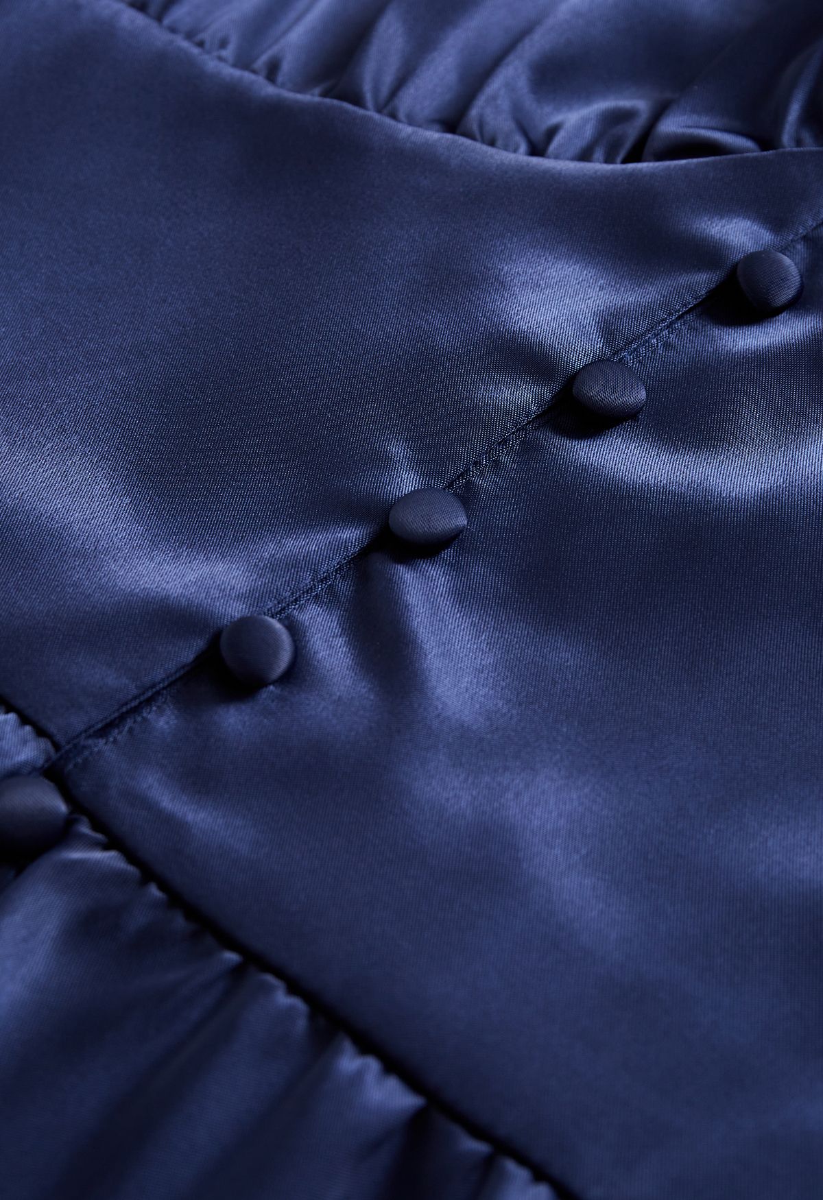 Vestido midi de cetim com manga bufante e botões na cor azul marinho