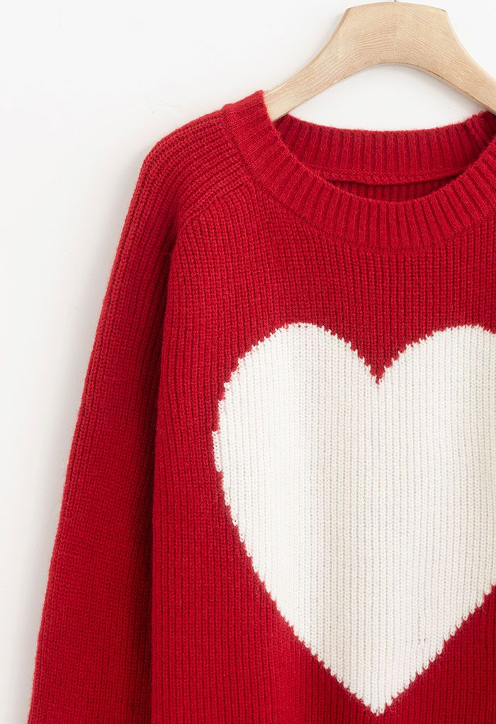 Suéter oversized de tricô de um coração em vermelho