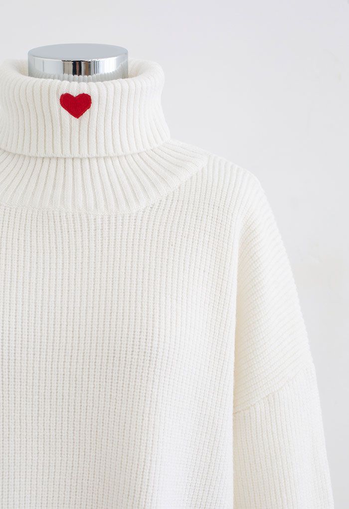 Suéter de gola alta com coração vermelho bordado em branco