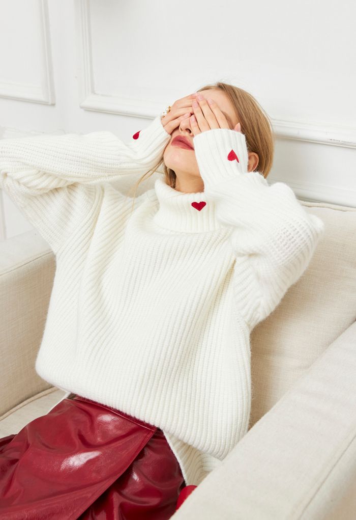Suéter de gola alta com coração vermelho bordado em branco