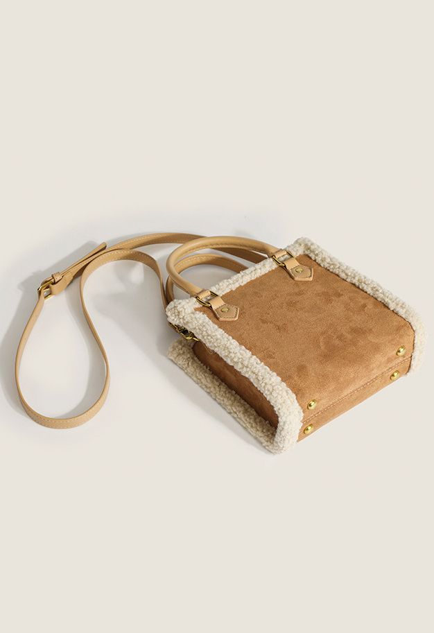 Bolsa de ombro com acabamento em lã de cordeiro contrastante em caramelo