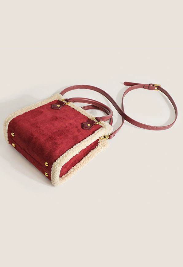 Bolsa de ombro com acabamento em lã de cordeiro contrastante em Borgonha