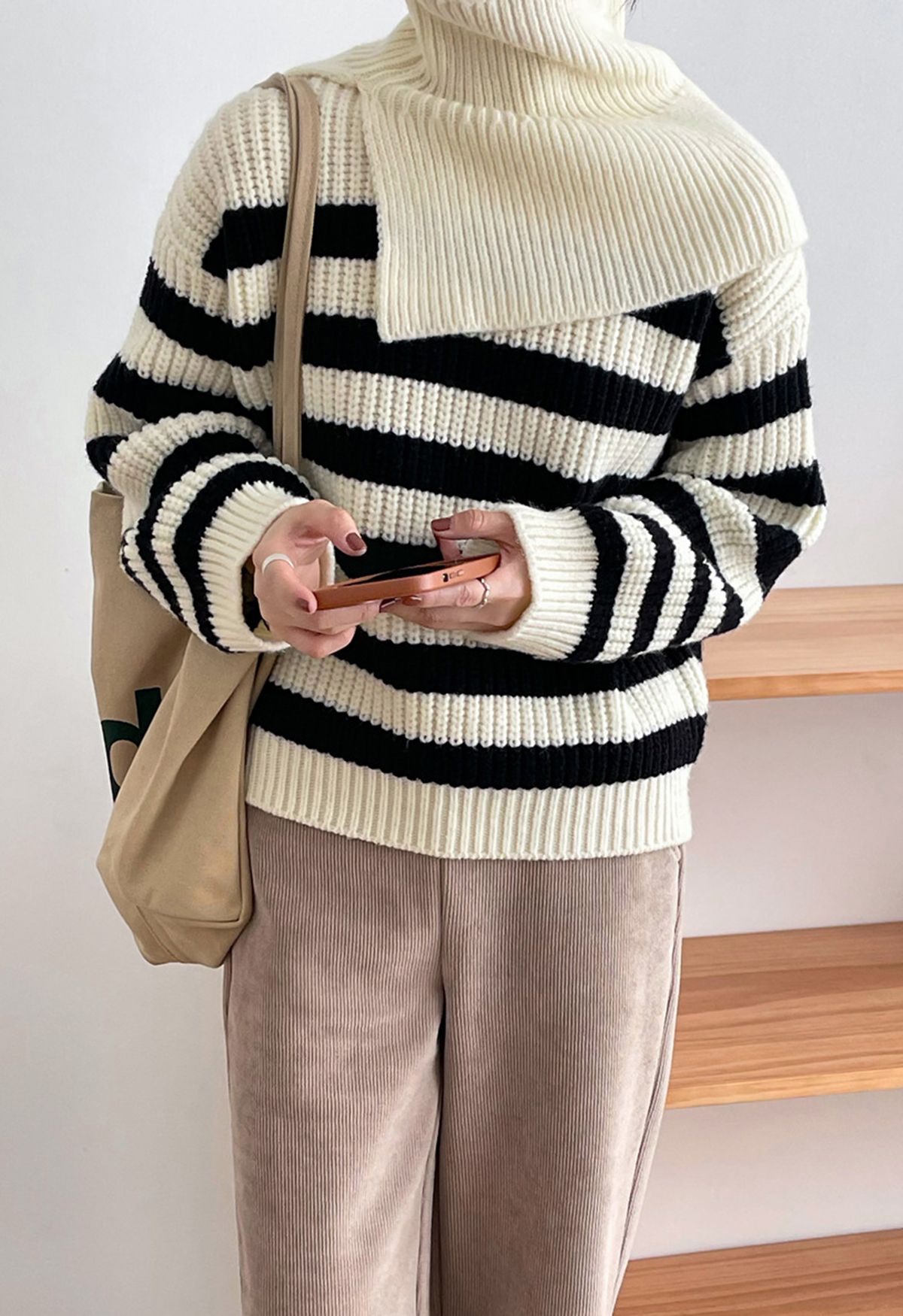 Suéter de malha listrada com lenço removível em marfim