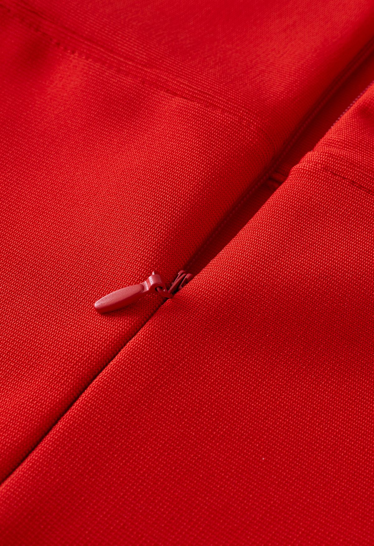 Vestido de festa tubinho colado com acabamento de penas em vermelho