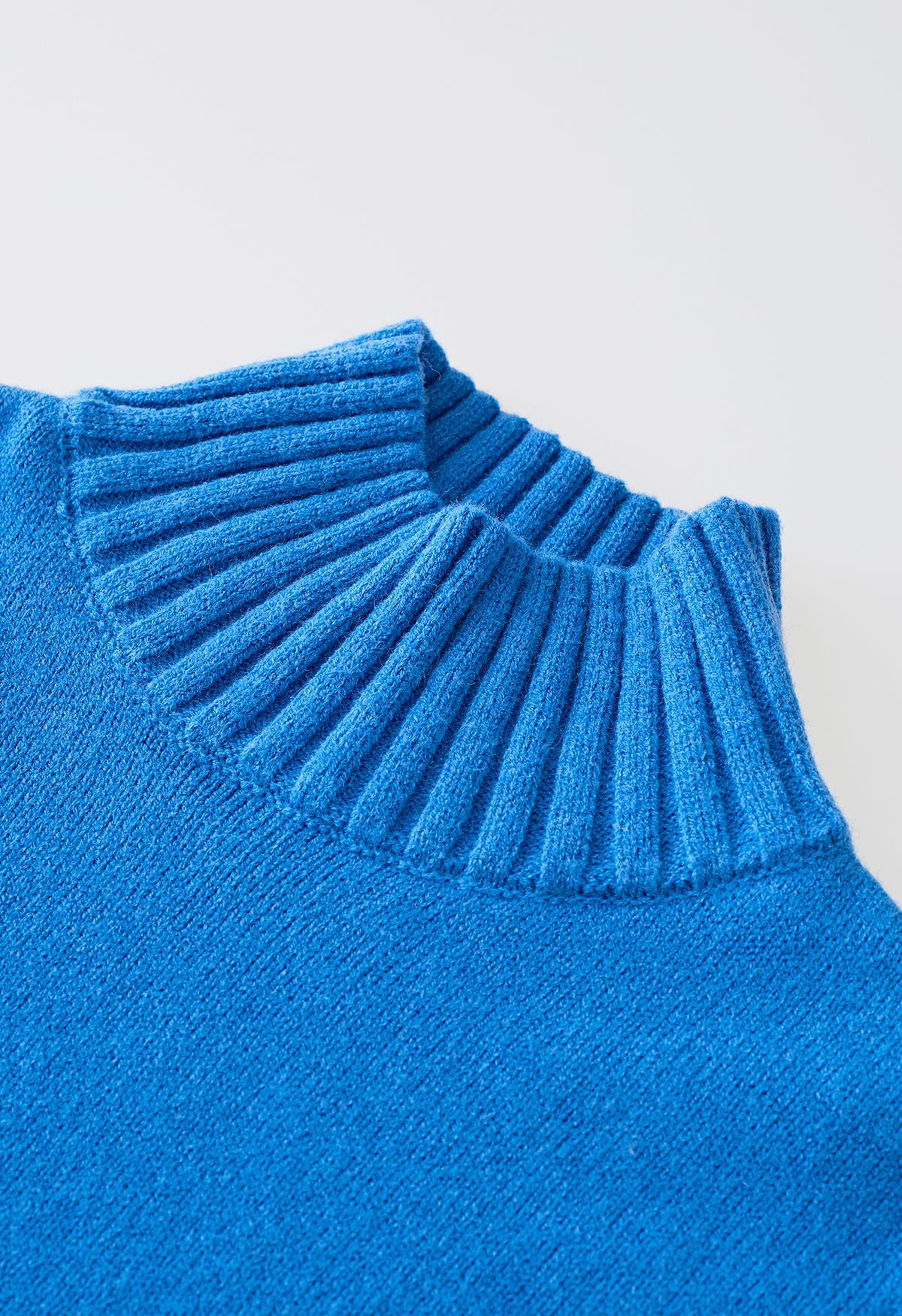 Conjunto de suéter gola alta com abotoamento e calça de malha em azul