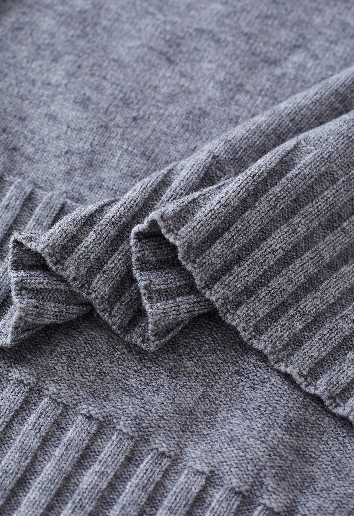 Conjunto de suéter gola alta com abotoamento e calça de tricô cinza