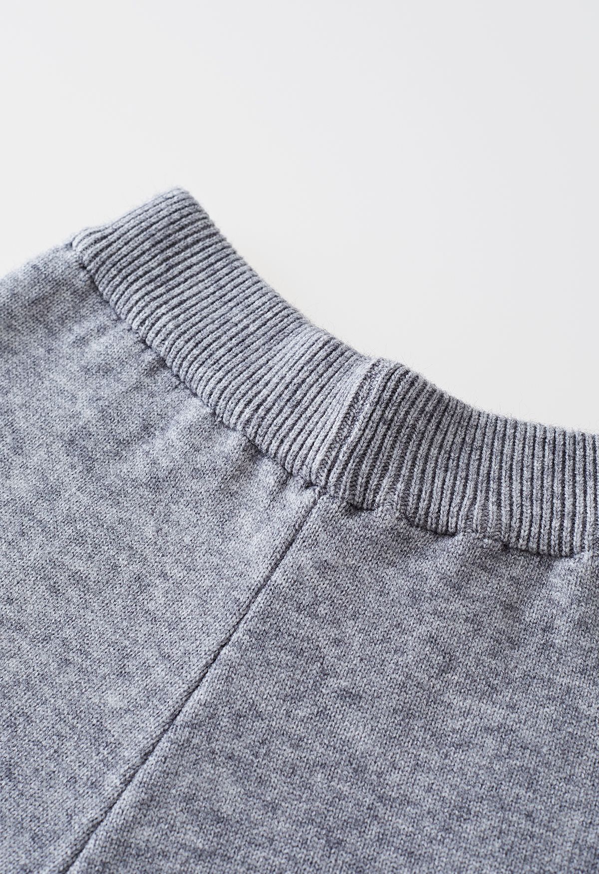 Conjunto de suéter de gola alta e calça de tricô em cinza