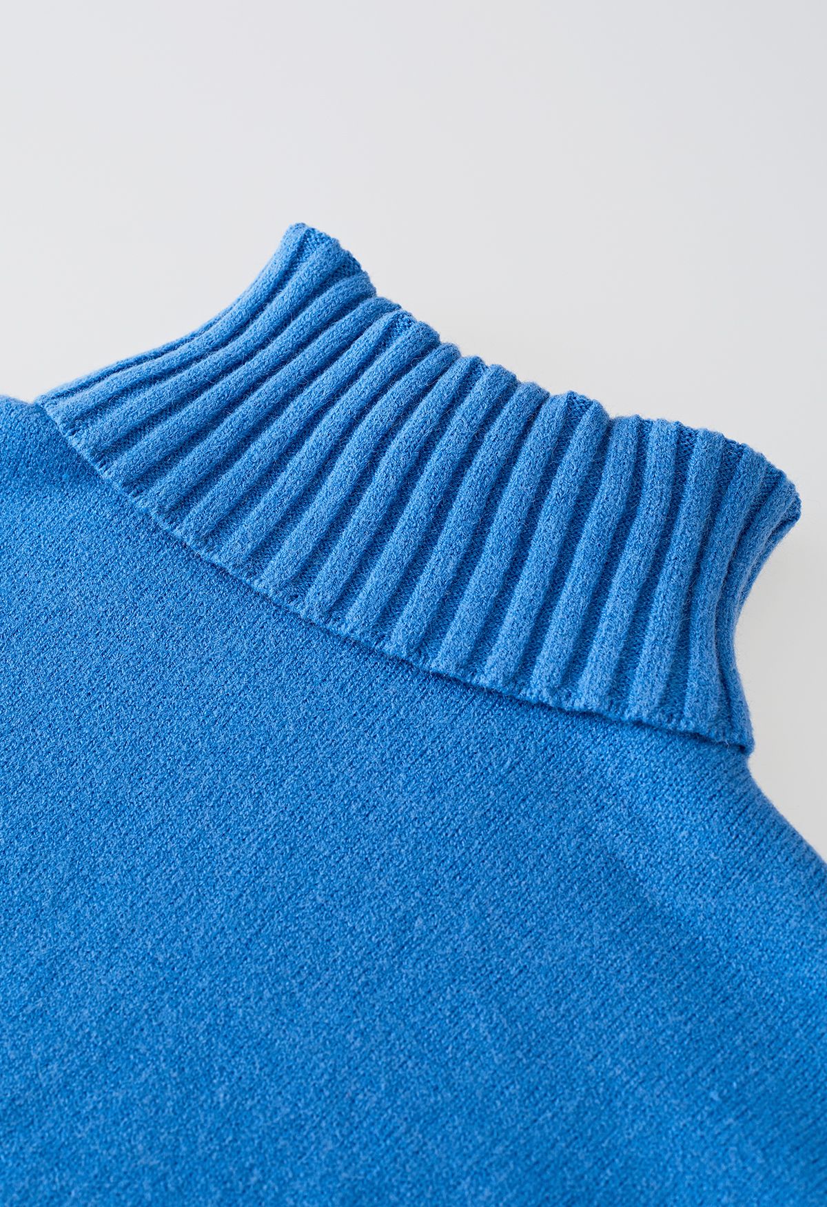 Conjunto de suéter gola alta e calça de malha em azul