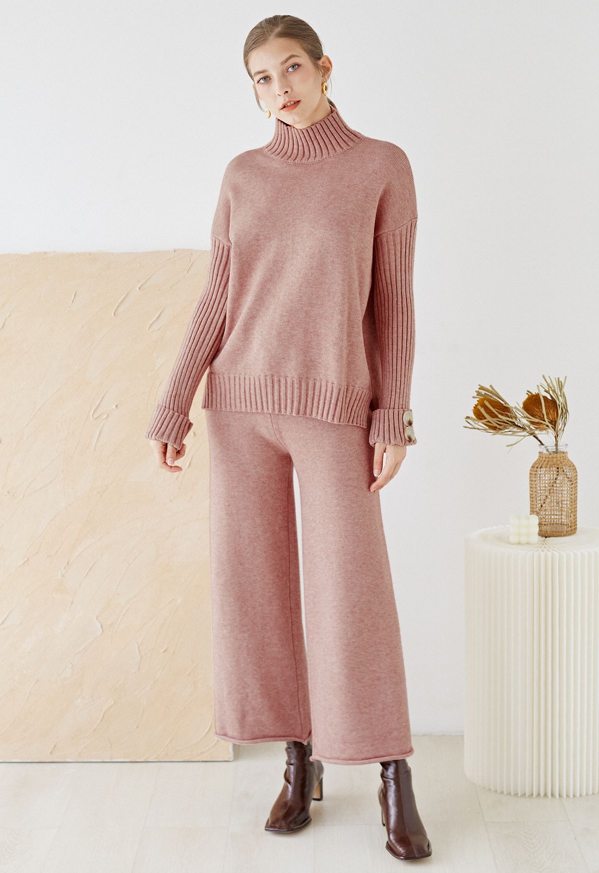 Conjunto de suéter de gola alta abotoada e calça de malha rosa