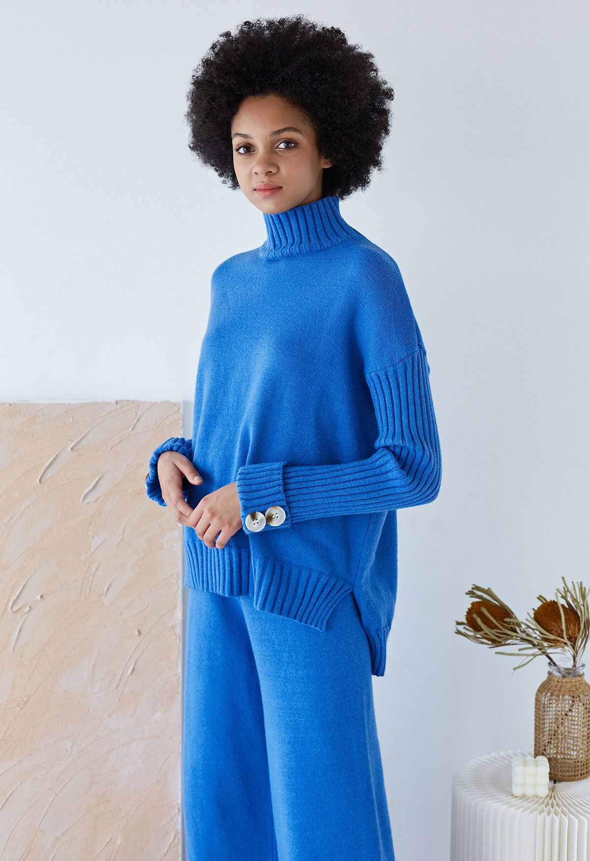 Conjunto de suéter gola alta com abotoamento e calça de malha em azul
